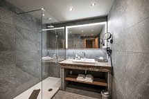 Alpin Resort Stubaier Hof - Beispiel Bad Doppelzimmer Enzian (Zimmercodierung DB1)