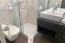 Alpin Resort Stubaier Hof - Beispiel Bad Doppelzimmer Arnika (Zimmercodierungen DB2 & EB2)