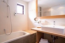 Beauty & Wellness Hotel Tirolerhof - Beispiel Bad Juniorsuite Deluxe (Zimmercodierung JD1)
