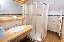 Beauty & Wellness Hotel Tirolerhof - Beispiel Bad Doppelzimmer Tirolerhof (Zimmercodierung DB2)