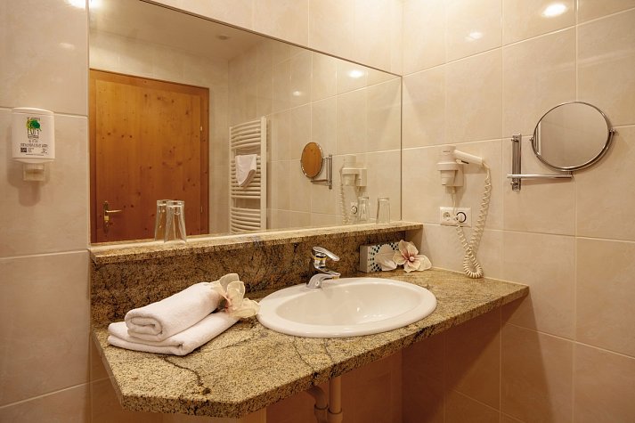 Hotel Sonnschein - Beispiel Bad Doppelzimmer Standard (Zimmercodierung DG1)
