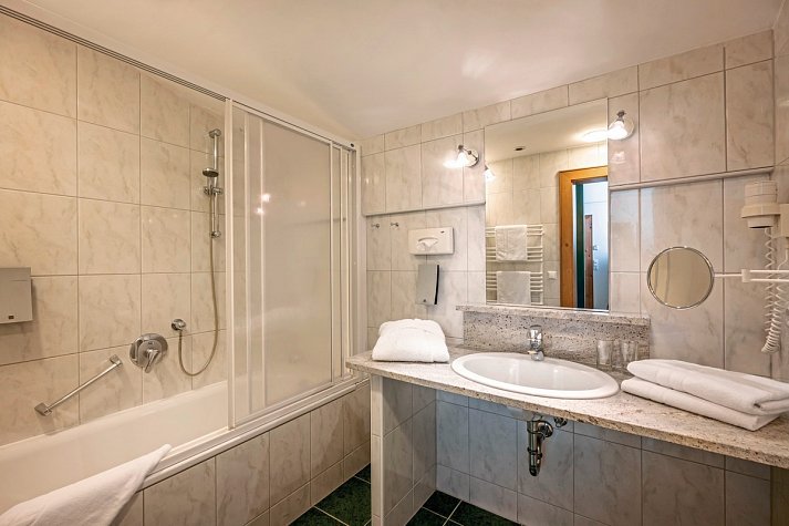Hotel Sonnschein - Beispiel Bad Doppelzimmer Komfort (Zimmercodierung DF1)