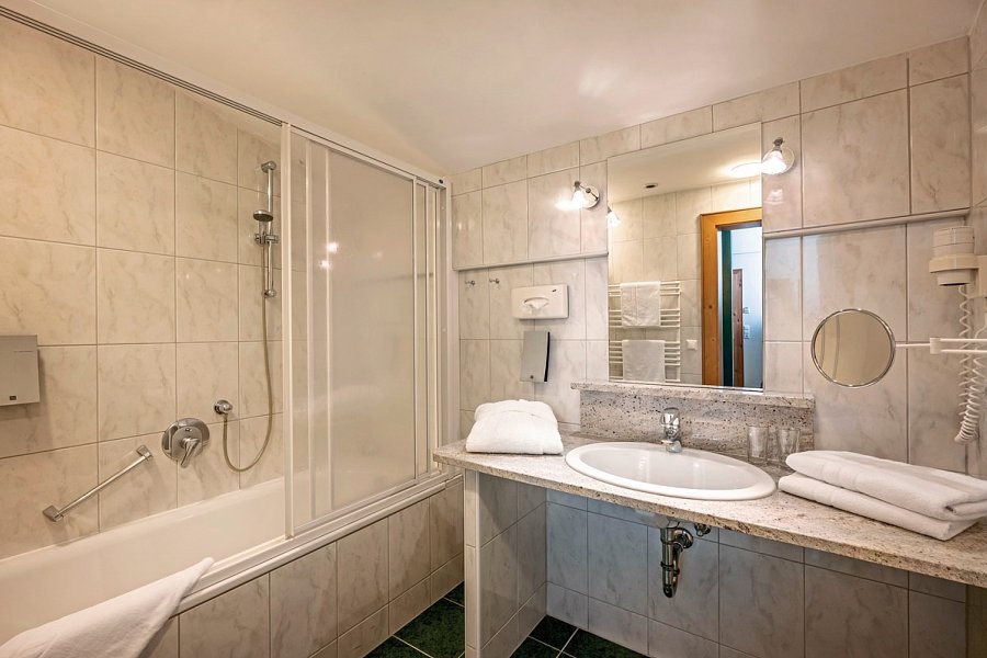 Hotel Sonnschein - Beispiel Bad Doppelzimmer Komfort (Zimmercodierung DF1)