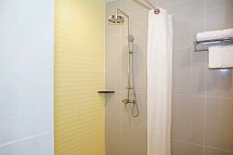 Holiday Ao Nang Beach Resort, Krabi - Badbsp. Deluxe Partial Sea View (Zimmercodierung UDM)