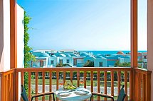 Mitsis Selection Blue Domes - Beispiel Balkon Bungalow Meerblick (Zimmercodierung B1M)