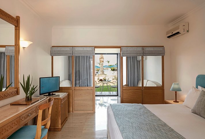 Mitsis Ramira - Wohnbeispiel Familienzimmer Poolblick (Zimmercodierung FBP)