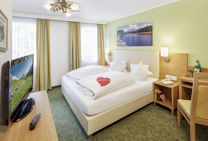 Familienhotel Hinteregger - Wohnbeispiel Doppelzimmer Kuschelnest (Zimmercodierung DG1)