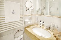 Familienhotel Hinteregger - Wohnbeispiel Badezimmer Familienzimmer SchwalbenNest (Zimmercodierungen FB1 & FB2)