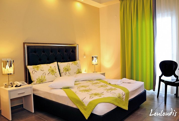 Louloudis Boutique Hotel - Wohnbeispiel Doppelzimmer seitl. Meerblick (Zimmercodierung DBN)