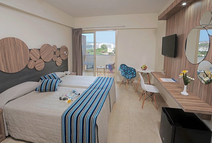 Nelia Beach Hotel - Wohnbeispiel Doppelzimmer Landblick (Zimmercodierung DBL)