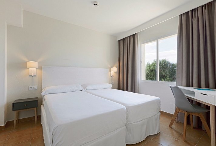 AluaSun Mediterráneo - Wohnbeispiel 1-Schlafzimmer-Appartement Gartenblick