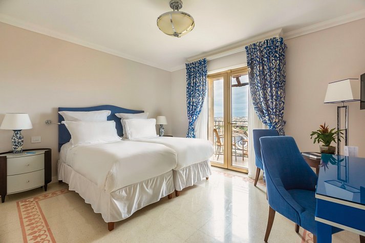 The Phoenicia Hotel - Wohnbeispiel Doppelzimmer Deluxe Hafenblick (Zimmercodierung DDH)