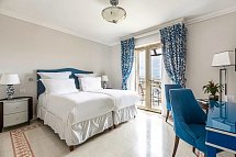The Phoenicia Hotel - Wohnbeispiel Doppelzimmer Deluxe Hafenblick (Zimmercodierung DDH)
