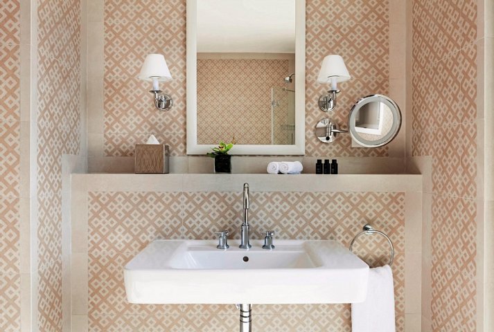 The Phoenicia Hotel - Badbeispiel (Zimmercodierungen DB1, DDM, DS1 & DT1)