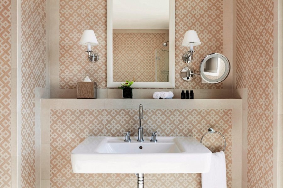 The Phoenicia Hotel - Badbeispiel (Zimmercodierungen DB1, DDM, DS1 & DT1)