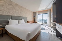 DoubleTree by Hilton Malta - Wohnbeispiel Doppelzimmer Queen Guest Room mit Meerblick (Zimmercodierung D1M)