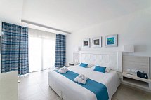 Ramla Bay Resort - Wohnbeispiel Doppelzimmer Deluxe Meerblick (Zimmercodierung DDM)