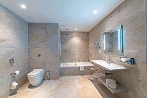 Ramla Bay Resort - Badbeispiel Suite Meerblick (Zimmercodierung WBM)