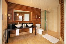 Kuredu Island Resort & Spa - Beispiel Bad Sangu Water Villa (Zimmercodierung VX1)