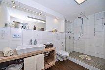 Sonnenbichl Hotel am Rotfischbach - Beispiel Bad Doppelzimmer Komfort Südbalkon (Zimmercodierung DF1)