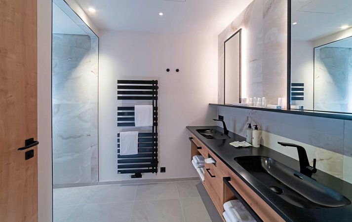 Ströbinger Hof - Therme Wellness Resort - Beispiel Bad Juniorsuite Parkflügel (Zimmercodierung JB3)