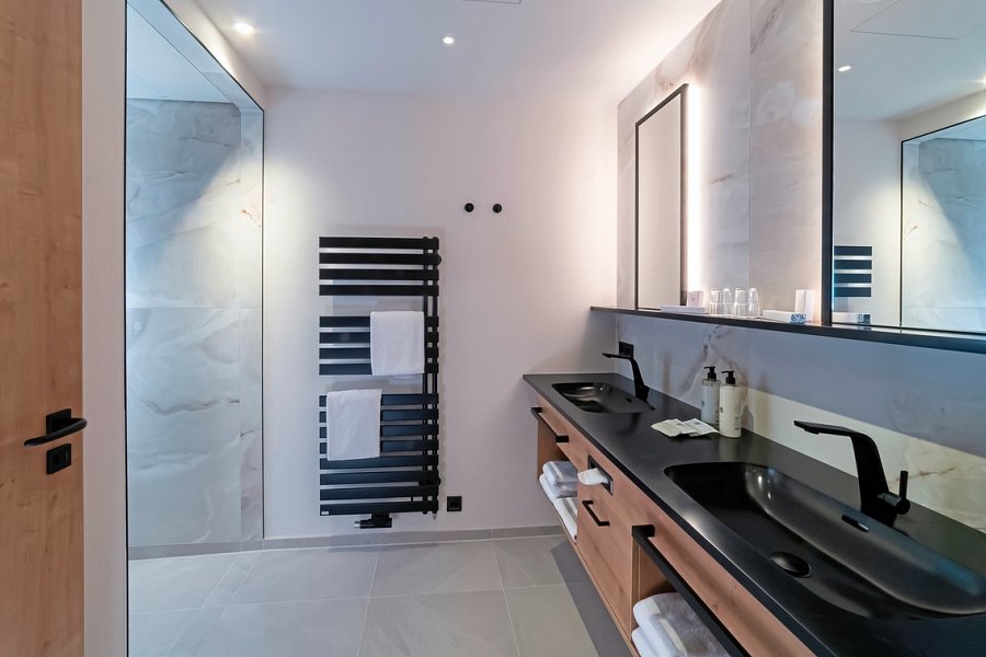 Ströbinger Hof - Therme Wellness Resort - Beispiel Bad Juniorsuite Parkflügel (Zimmercodierung JB3)