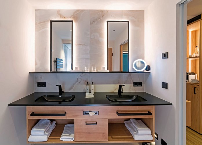 Ströbinger Hof - Therme Wellness Resort - Beispiel Bad Juniorsuite Parkflügel (Zimmercodierung JB3)
