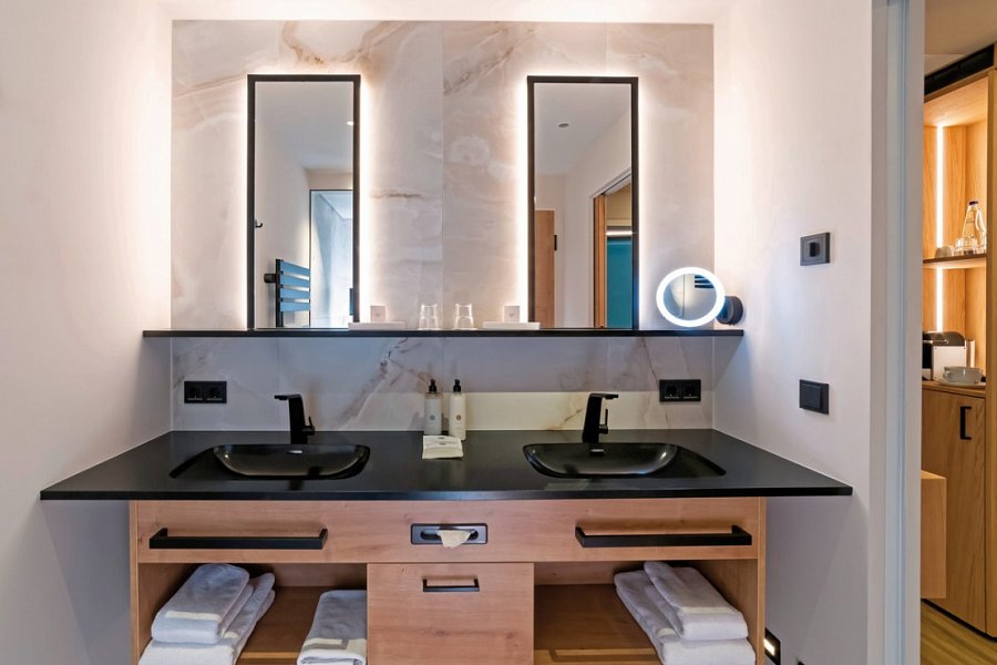 Ströbinger Hof - Therme Wellness Resort - Beispiel Bad Juniorsuite Parkflügel (Zimmercodierung JB3)