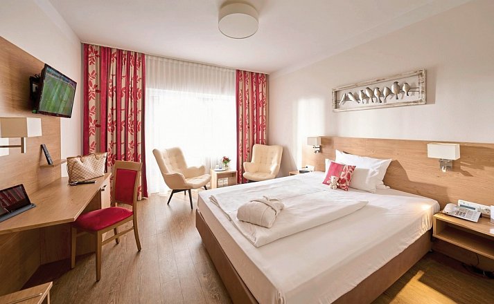 Ströbinger Hof - Therme Wellness Resort - Wohnbeispiel Doppelzimmer Grand Lit Simsee (Zimmercodierung DB1)
