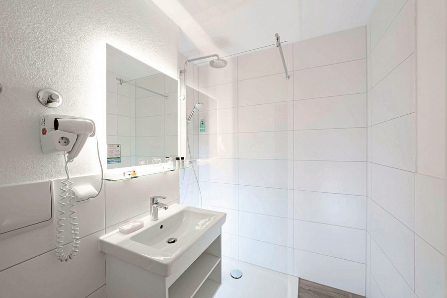Ströbinger Hof - Therme Wellness Resort - Beispiel Bad (Zimmercodierungen DB1, DF1 & DD1)
