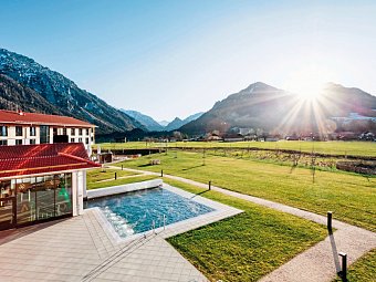 aja Ruhpolding - Außenansicht mit Pool