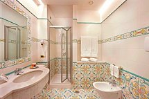 Grand Hotel President - Beispiel Bad Doppelzimmer Meerblick (Zimmercodierung D1M)