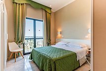 Villa Igea - Wohnbeispiel Doppelzimmer Meerblick Balkon (Zimmercodierung DB2)