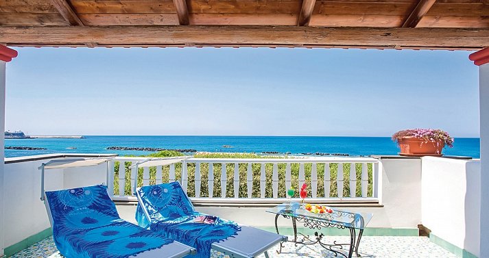 La Scogliera - Beispiel Balkon Doppelzimmer Meerblick (Zimmercodierung D1M)