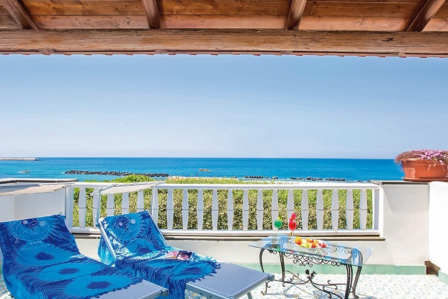 La Scogliera - Beispiel Balkon Doppelzimmer Meerblick (Zimmercodierung D1M)