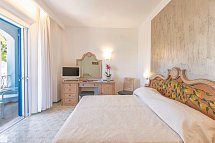 Hotel Parco Smeraldo Terme & Residence - Wohnbeispiel Doppelzimmer seitl. Meerblick (Zimmercodierung D1N)