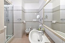Hotel Parco Smeraldo Terme & Residence - Beispiel Bad Doppelzimmer seitl. Meerblick (Zimmercodierung D1N)