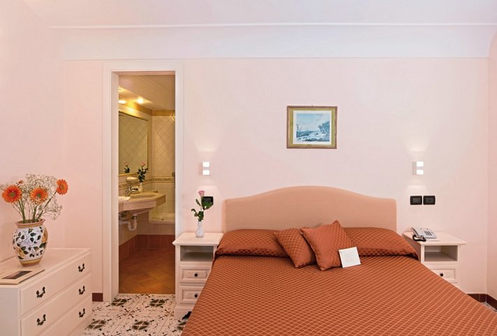 Le Querce Resort Sea Thermae & Spa - Wohnbeispiel Doppelzimmer Standard seitl Meerblick (Zimmercodierung DGN)