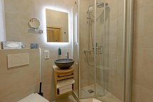 BERGlässig Hotel Bodenmais - Beispiel Bad Doppelzimmer Deluxe (Zimmercodierung DD3)