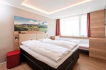 Rhön Park Aktiv Resort - Wohnbeispiel Familienappartement Deluxe (Zimmercodierungen AD1, AD2, AX8 & AX9)