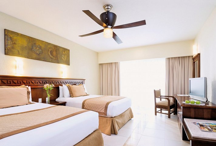 BlueBay Grand Esmeralda