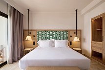 Sarena de Muro Resort Mallorca, part of Destination by Hyatt - Wohnbeispiel Doppelzimmer Deluxe seitl. Meerblick 1 King Bed (Zimmercodierung DDN)