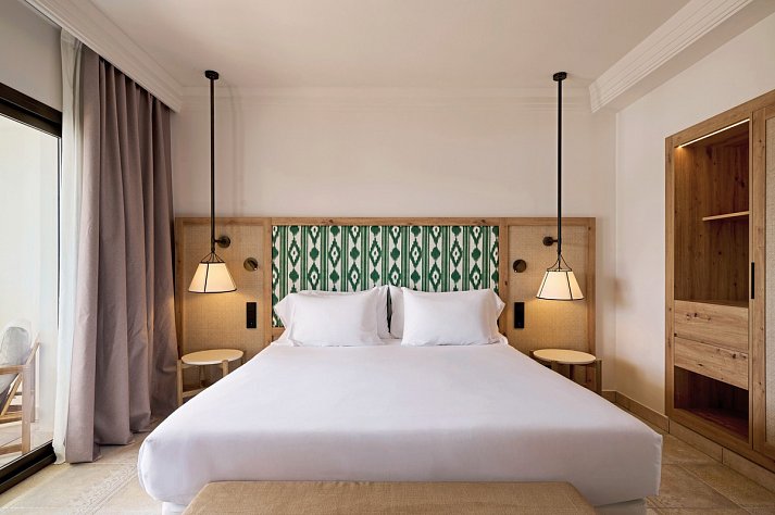 Sarena de Muro Resort Mallorca, part of Destination by Hyatt - Wohnbeispiel Doppelzimmer Deluxe seitl. Meerblick 1 King Bed (Zimmercodierung DDN)