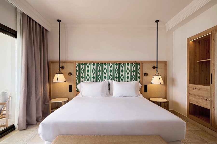 Sarena de Muro Resort Mallorca, part of Destination by Hyatt - Wohnbeispiel Doppelzimmer Deluxe seitl. Meerblick 1 King Bed (Zimmercodierung DDN)