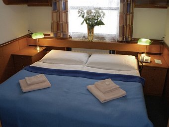Botel Admiral - Wohnbeispiel Doppelzimmer Moldaublick (Zimmercodierung DS1)