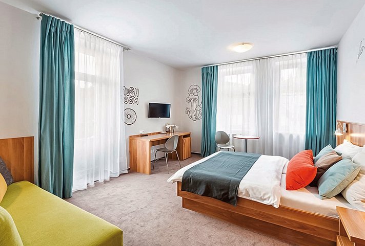 Hotel Grand - Wohnbeispiel Doppelzimmer Deluxe mit Zustellbett (Zimmercodierung DD1)