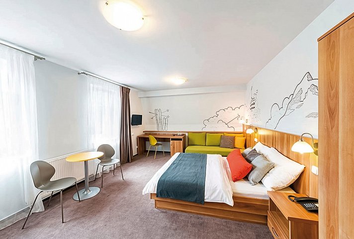 Hotel Grand - Wohnbeispiel Doppelzimmer Deluxe mit Zustellbett (Zimmercodierung DD1)