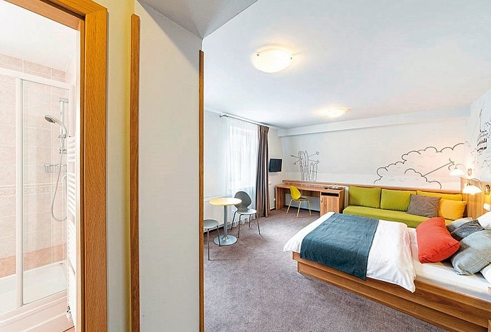 Hotel Grand - Wohnbeispiel Doppelzimmer Deluxe mit Zustellbett (Zimmercodierung DD1)