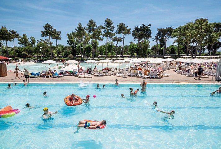 Hu Park Albatros Village (by Happy Camp)