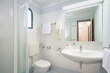 Valamar Tamaris Resort - Beispiel Bad Villa für 4 plus 2 Meerseite (Zimmercodierung VBC)